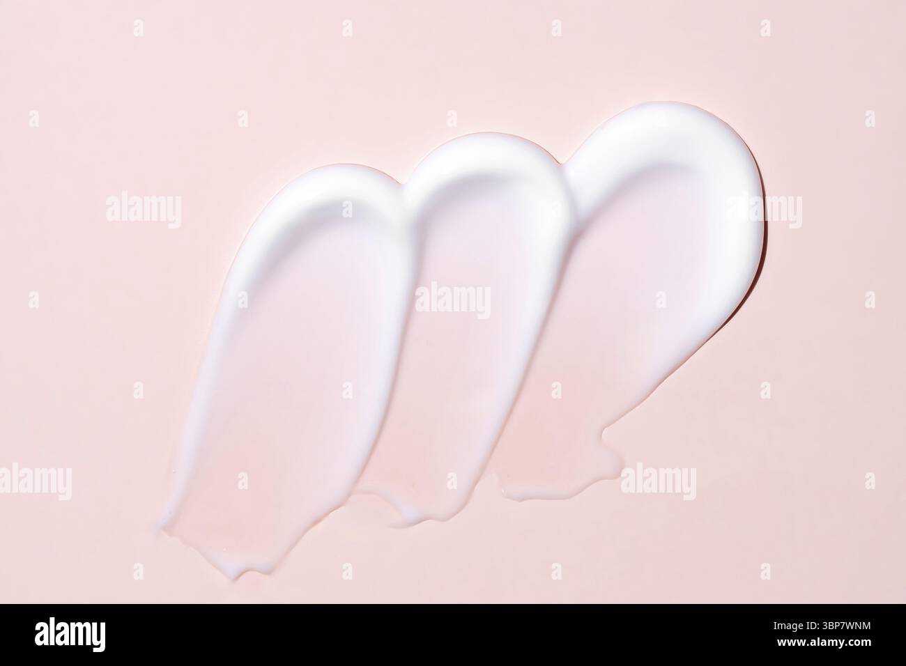 Texture de maculage cosmétique de crème liquide sur fond beige Banque D'Images