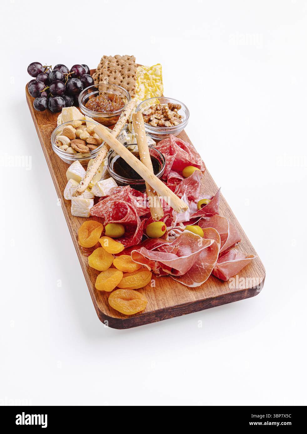Nourriture, Un tableau de charcuterie magnifiquement arrangé présente des viandes salées, assortiment de fromages, fruits et noix. Cette délicieuse tartinade est parfaite pour divertir Banque D'Images