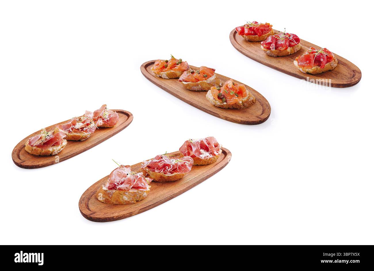 Plats, tapas assortis avec charcuteries et garnitures fraîches sont magnifiquement disposés sur d'élégants plateaux en bois. Ce présentoir appétissant est parfait Banque D'Images