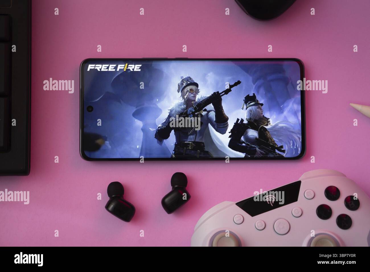 Dhaka, Bangladesh- 03 juillet 2025 : gros plan d'une manette de jeu avec le Garena Free Fire vu sur smartphone Banque D'Images