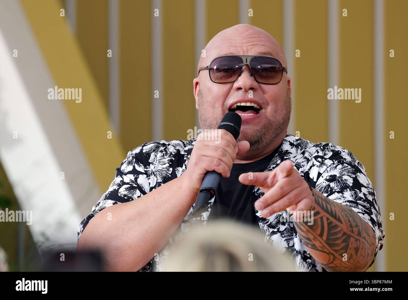 Buddy - Immer wieder sonntags, Folge 4 Buddy. ARD-Unterhaltungsshow Immer Wieder sonntags. TV-Aufzeichnung und Live-Übertragung vom 06.07.2025 aus dem Wasserpark Rulantica, Rust. Baden-Württemberg, Deutschland. *** Buddy Immer wieder sonntags, épisode 4 Buddy ARD Entertainment show Immer wieder sonntags enregistrement TV et diffusion en direct du 06 07 2025 depuis le parc aquatique Rulantica, Rust Baden Württemberg, Allemagne Banque D'Images