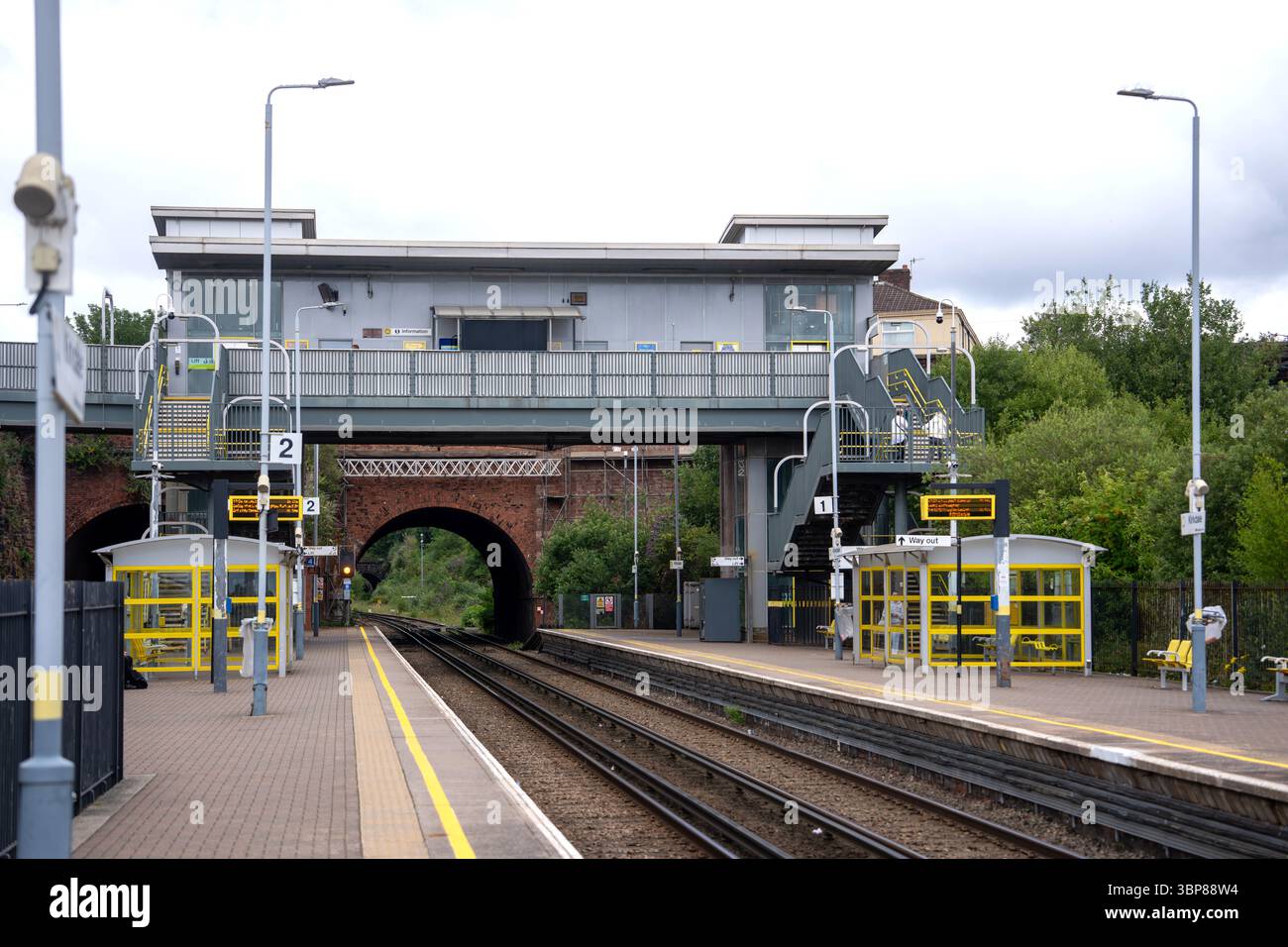 Il participe à la gare de Merseyrail Kirkdale le 2025 juillet Banque D'Images