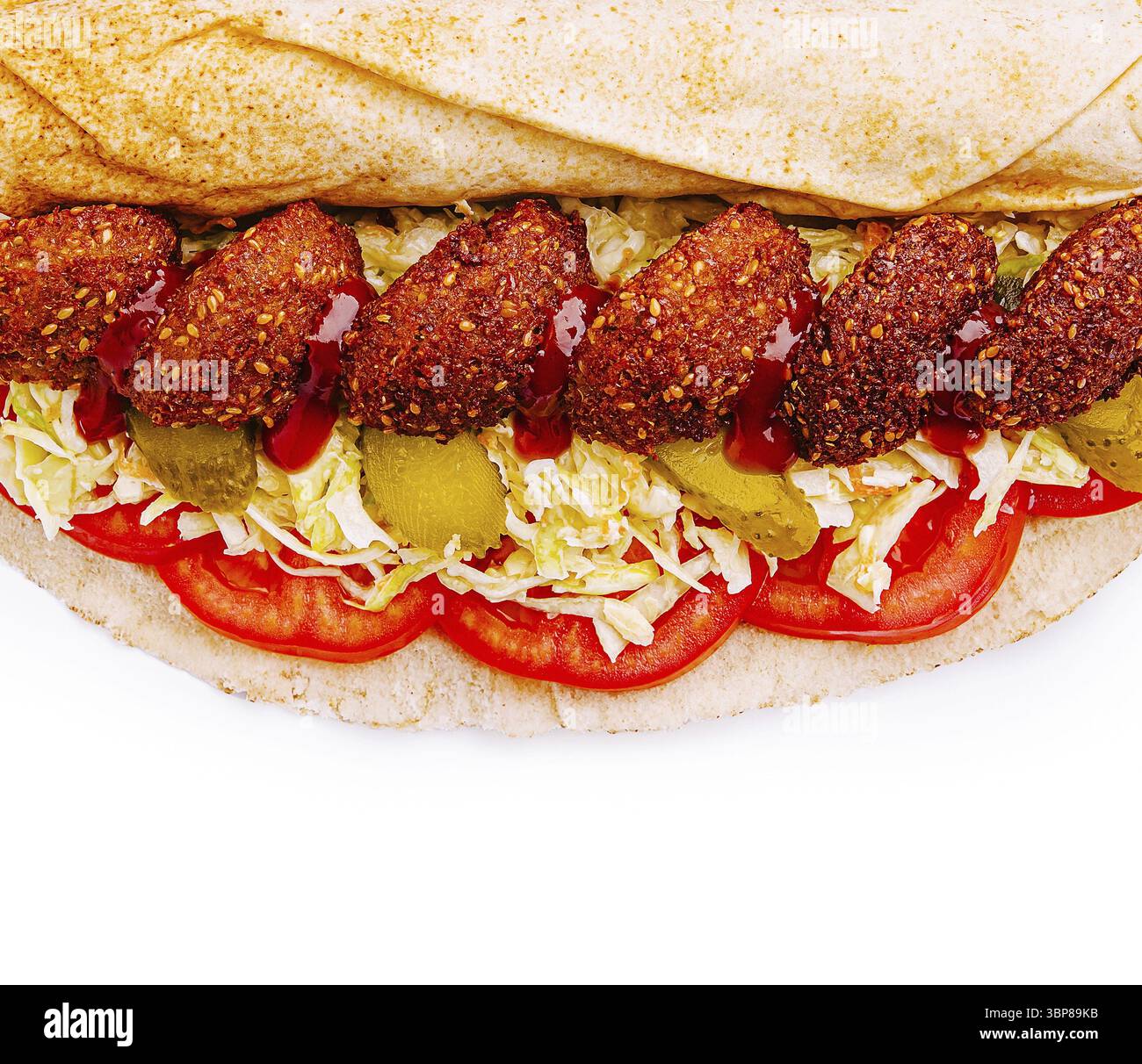 Nourriture, Un emballage de falafel est rempli de boulettes de falafel croustillantes, de laitue fraîche, de tomates tranchées, de cornichons et arrosé de sauce. Cette vitrine de plats vibrante Banque D'Images