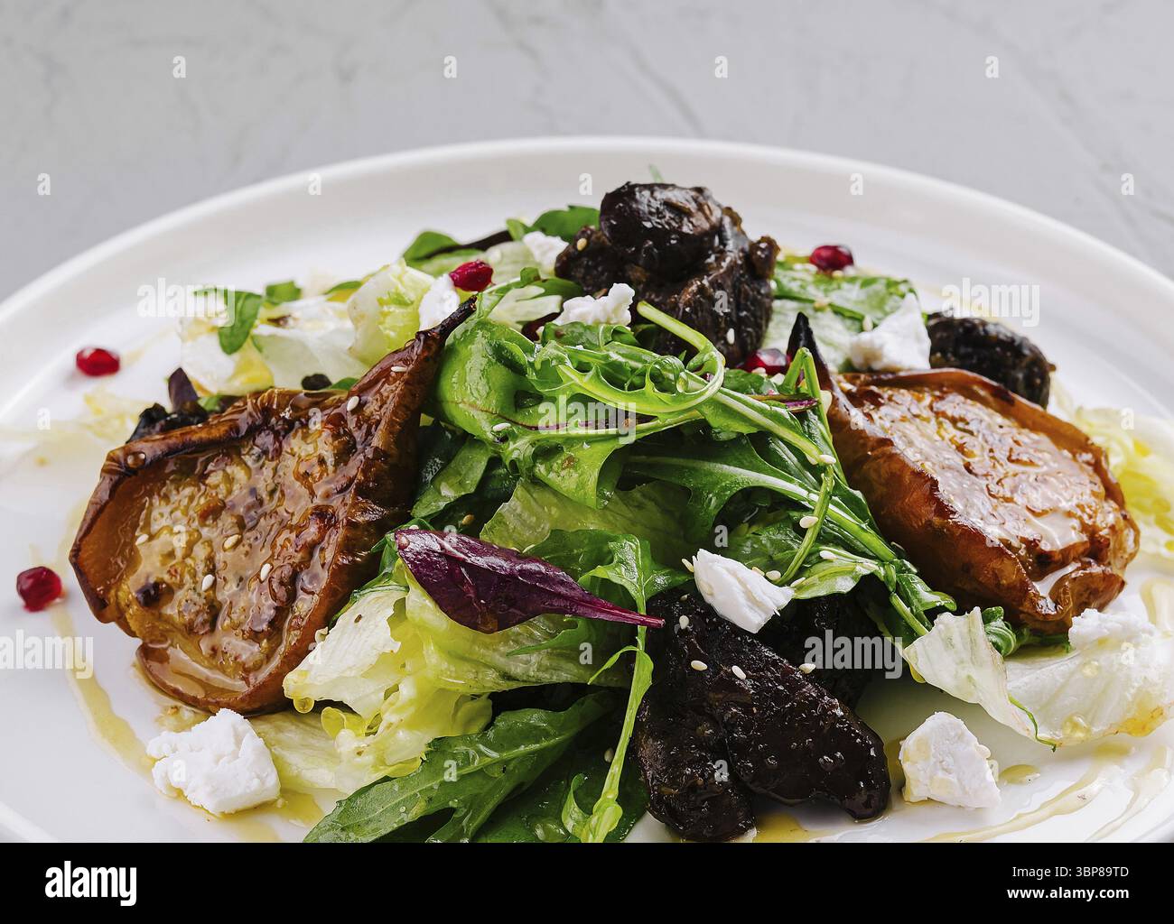 Nourriture, délicieuse assiette de salade avec légumes verts mélangés, légumes rôtis et fromage feta Banque D'Images