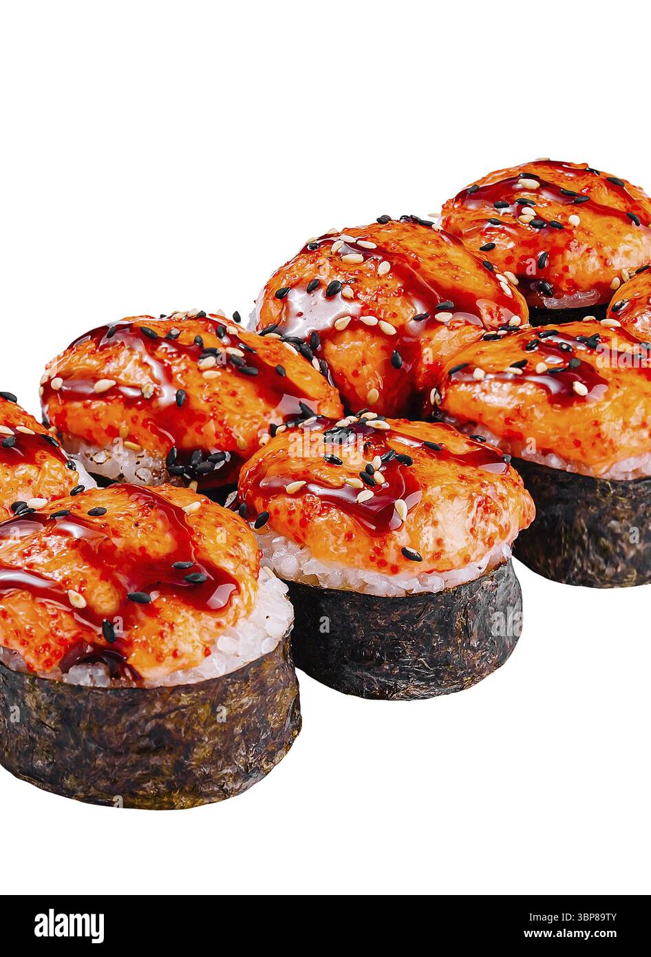 Nourriture, petits pains de sushi recouverts de sauce épicée et de graines de sésame sont couchés sur un fond blanc Banque D'Images
