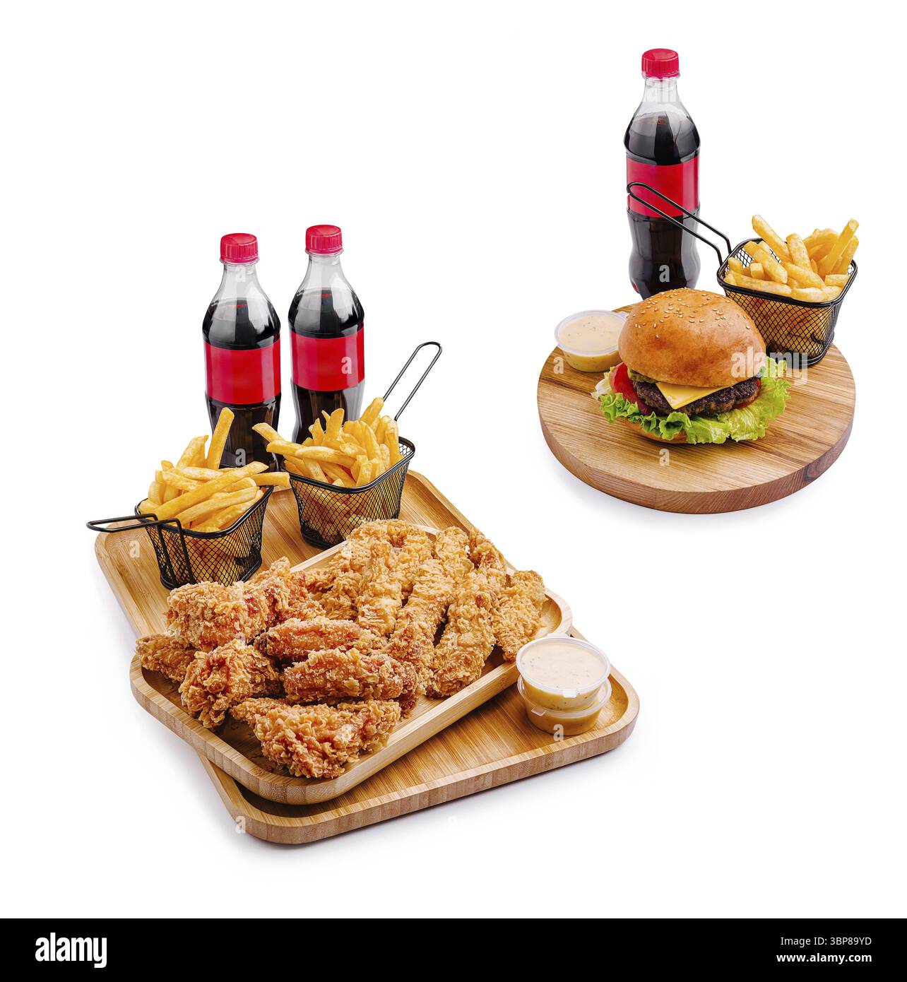 Nourriture, Un repas copieux servi sur des plateaux en bois comprend du poulet frit croustillant, un hamburger juteux avec de la laitue, des frites dans de petits paniers et une boisson rafraîchissante Banque D'Images Nourriture, Un repas copieux servi sur des plateaux en bois comprend du poulet frit croustillant, un hamburger juteux avec de la laitue, des frites dans de petits paniers et une boisson rafraîchissante Banque D'Images