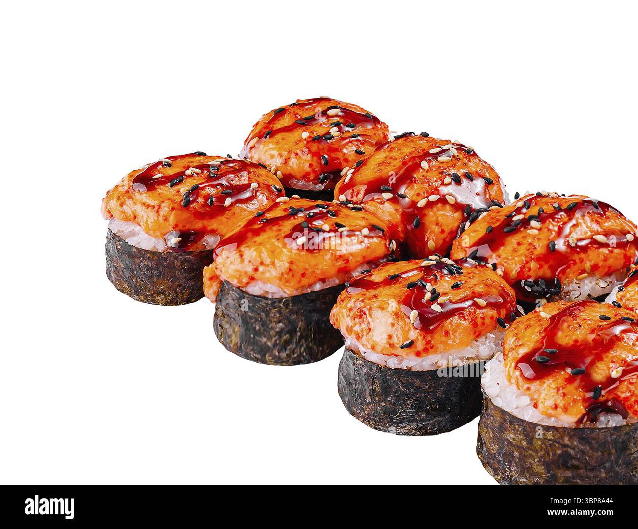 Nourriture, petits pains de sushi recouverts de sauce épicée et de graines de sésame sont couchés sur un fond blanc Banque D'Images