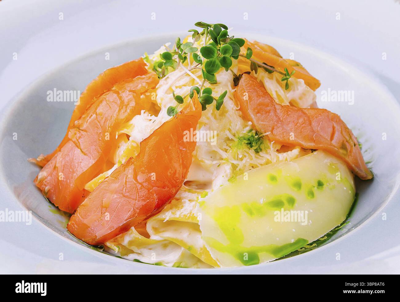 Nourriture, assiette de pâtes et saumon fumé Banque D'Images