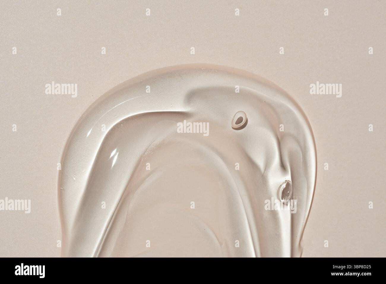 Texture de taches cosmétiques transparentes de gel liquide sur fond beige Banque D'Images