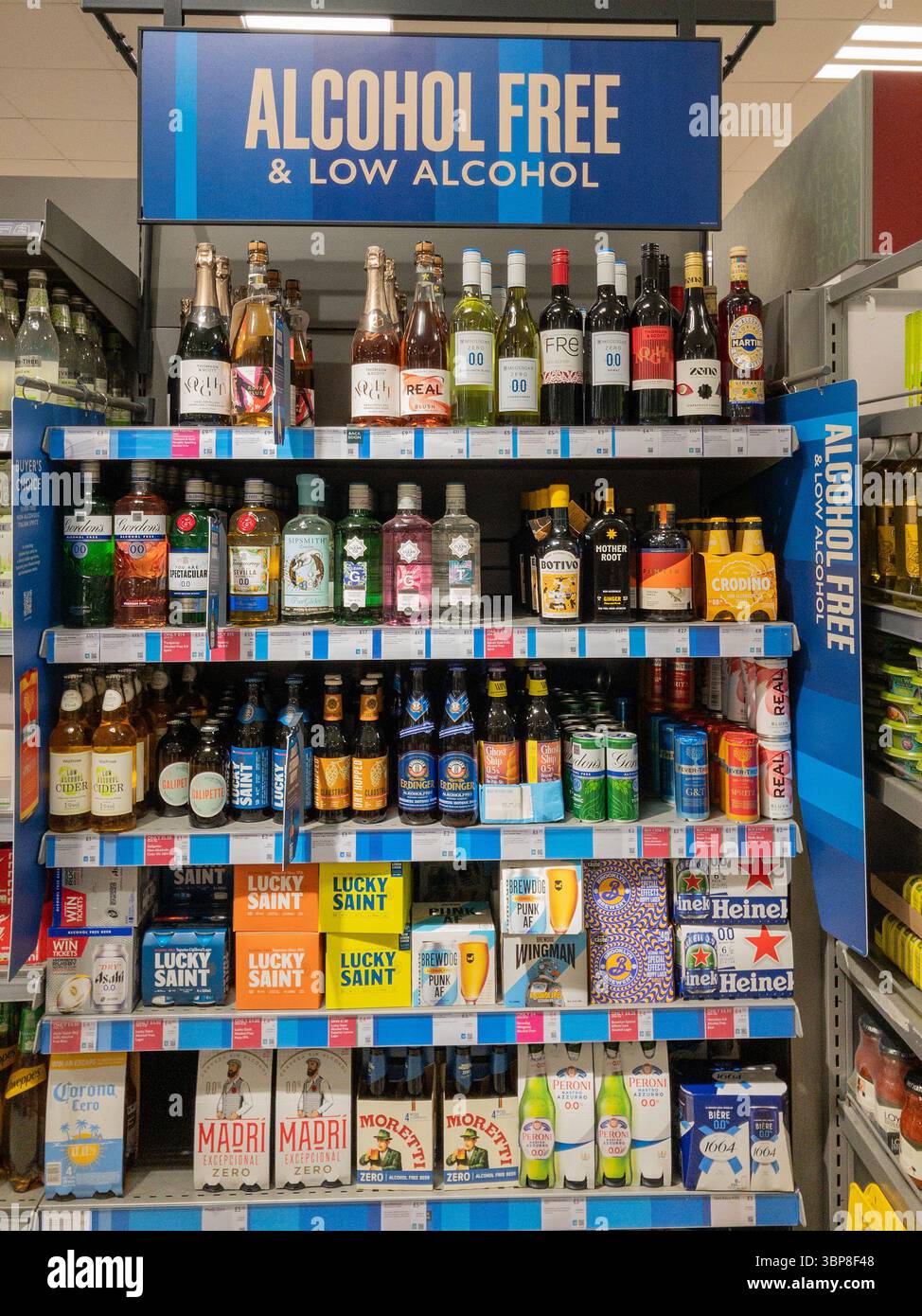 Section boissons sans alcool et à faible teneur en alcool, supermarché Waitrose, Royaume-Uni Banque D'Images