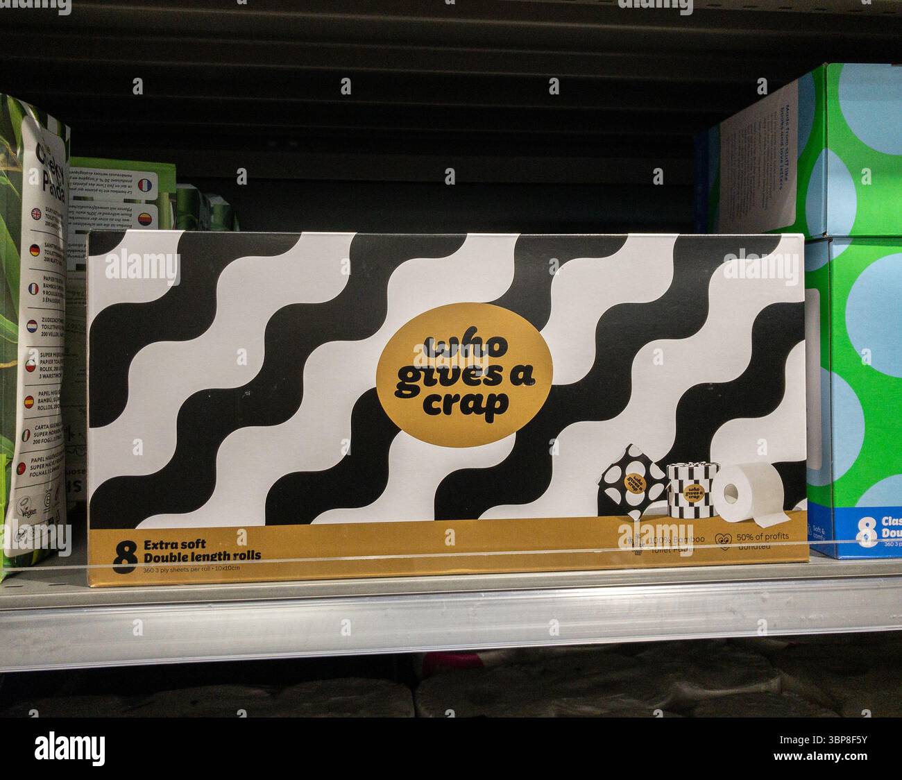 Qui donne Un papier toilette bambou merde en vente dans un supermarché Waitrose, Royaume-Uni Banque D'Images