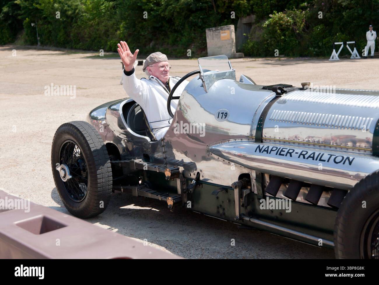 Gros plan du Napier-Railton, en démonstration sur la ligne d'arrivée, lors du Brooklands Relivved Festival of Motorsport Weybridge Banque D'Images