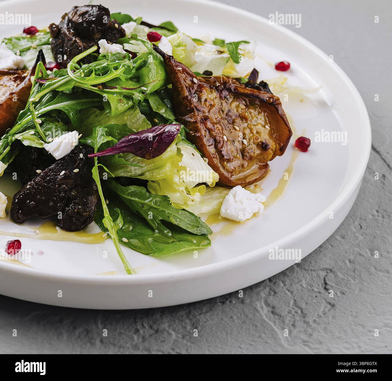 Nourriture, délicieuse assiette de salade avec légumes verts mélangés, légumes rôtis et fromage feta Banque D'Images