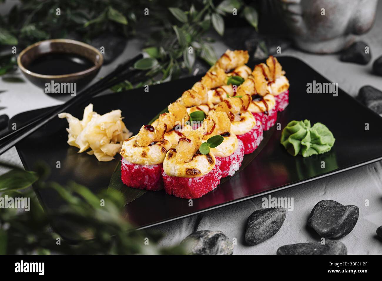 Nourriture, présentation gastronomique élégante d'un plateau de sushi exquis avec des ingrédients frais. Fruits de mer. Et des rouleaux de sushi dans un restaurant gastronomique. Mise en valeur Banque D'Images