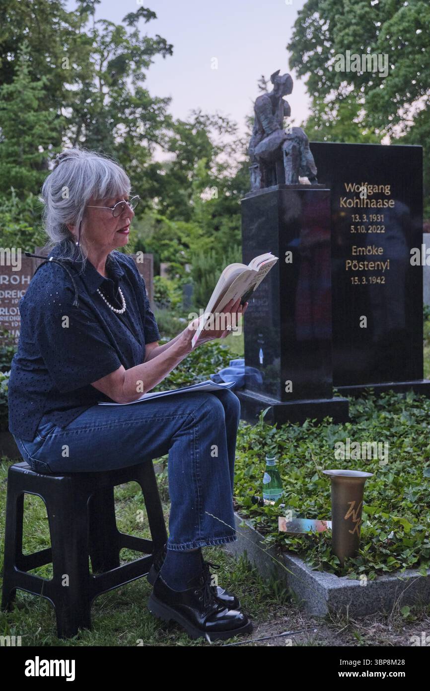 Allemagne, Berlin, 14 juin 2025, heure des sorcières au cimetière Dorotheenstaedtischer cimetière : des célébrités ont lu dans des tombes importantes : Helke Misselwitz à WOL Banque D'Images