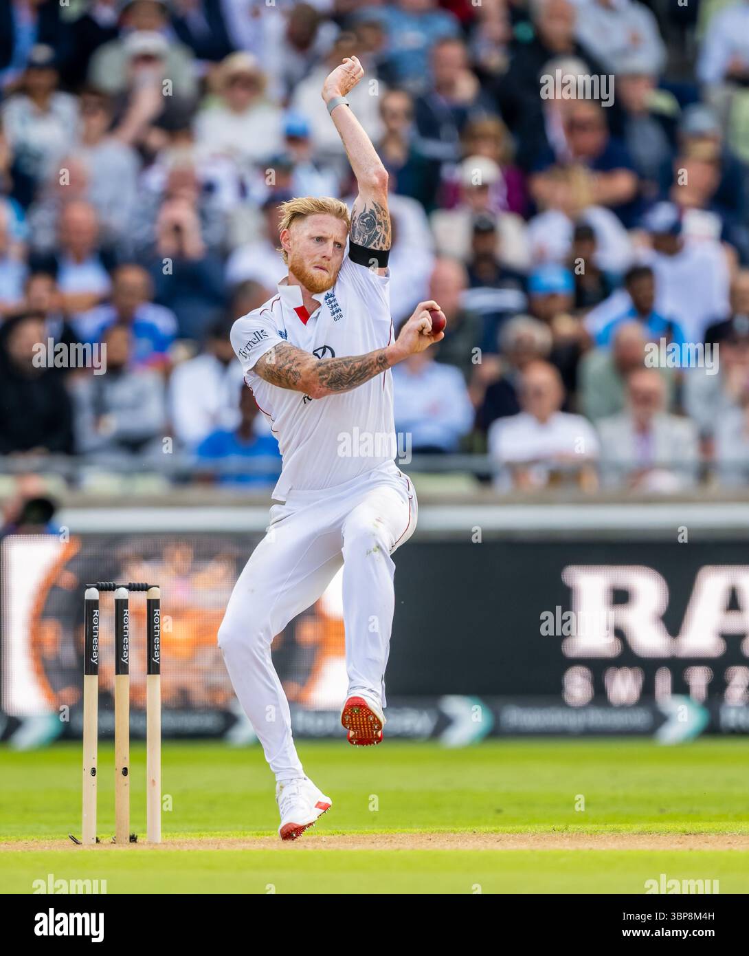Ben Stokes bowling pour l'Angleterre dans le 2ème Rothesay test match entre l'Angleterre et l'Inde Banque D'Images
