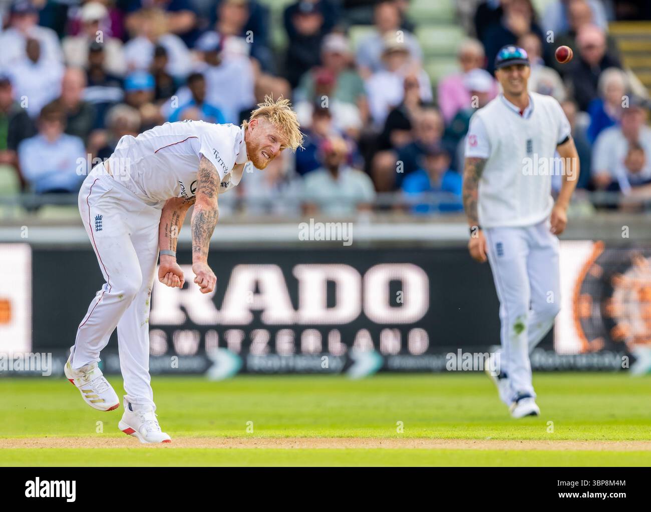 Ben Stokes bowling pour l'Angleterre dans le 2ème Rothesay test match entre l'Angleterre et l'Inde Banque D'Images