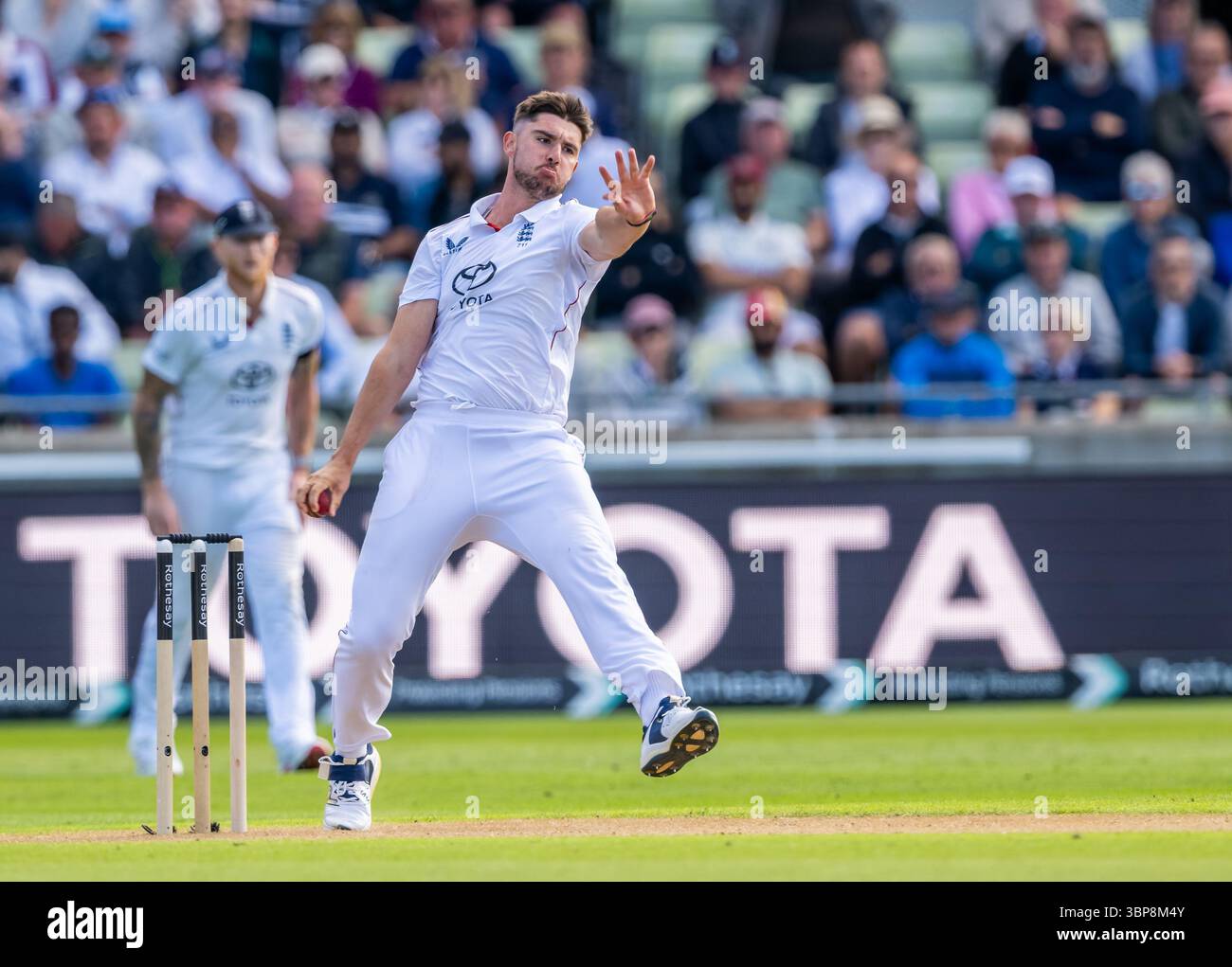 Josh Tongue bowling pour l'Angleterre dans le 2ème Rothesay test match entre l'Angleterre et l'Inde Banque D'Images