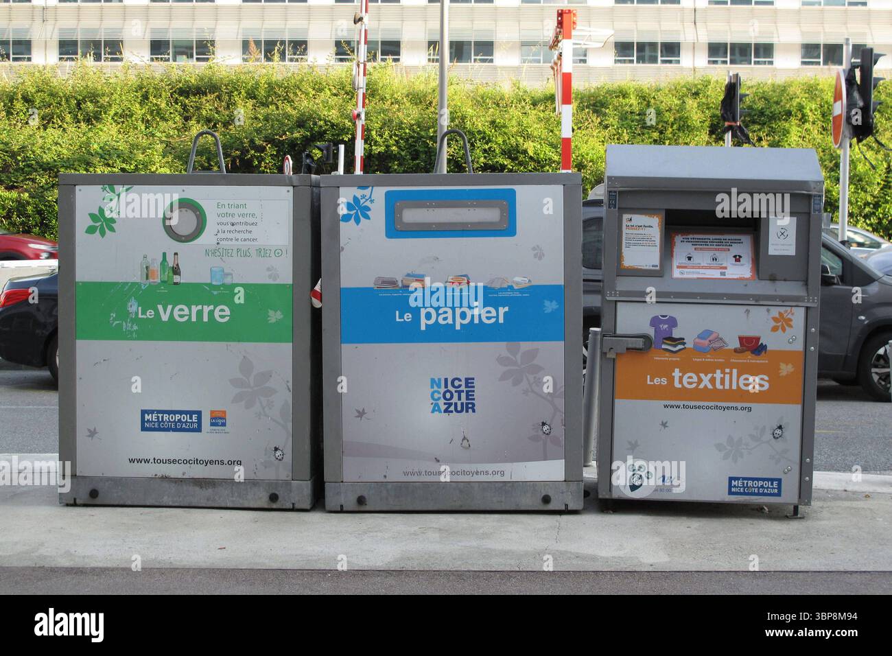 Containerstandort Container für Recycling am Straßenrand : Glascontainer Sammelcontainer Altglas, le verre, Papiercontainer Altpapier / Altpapiercontainer, le papier und Altkleidercontainer Altkleider, Altkleidersammlung, Kleidercontainer, les textiles, Nizza Nice Metropole Cote dAzur, Frankreich *** emplacement du conteneur pour recyclage de verre conteneur de déchets de verre, le verre, le verre, conteneur de papier conteneur de déchets de papier, le papier, le papier, le papier, vêtements usagés, vêtements usagés, Nice, vêtements usagés conteneur de vêtements usagés, conteneur de vêtements, conteneur de collection C Banque D'Images