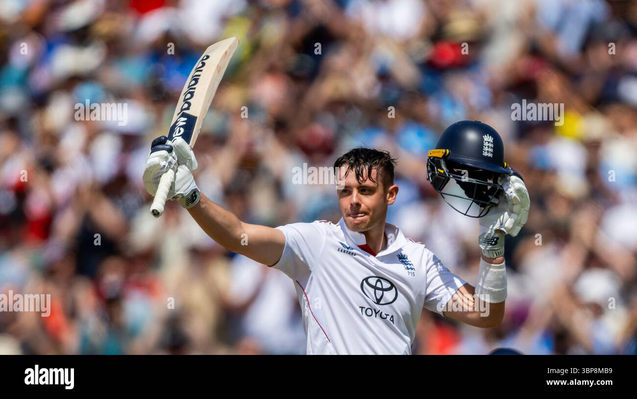 Jamie Smith battant pour l'Angleterre lève sa batte après avoir obtenu son siècle le troisième jour du 2e Rothesay test match entre l'Angleterre et l'Inde Banque D'Images