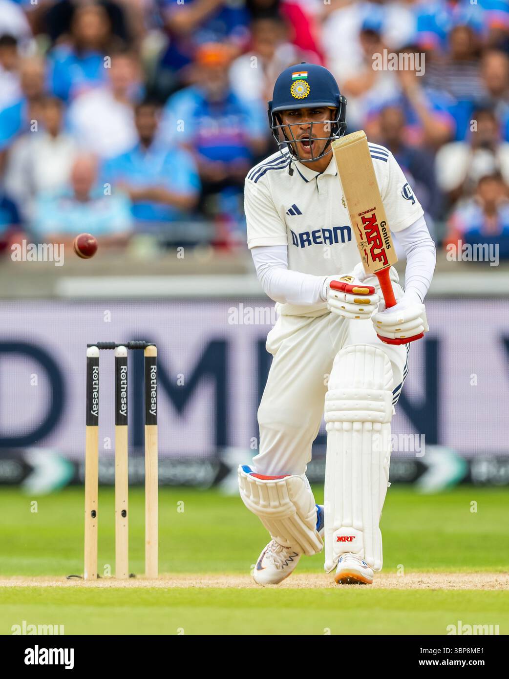 Shubman Gill battant pour l'Inde le quatrième jour du 2e Rothesay test match entre l'Angleterre et l'Inde Banque D'Images