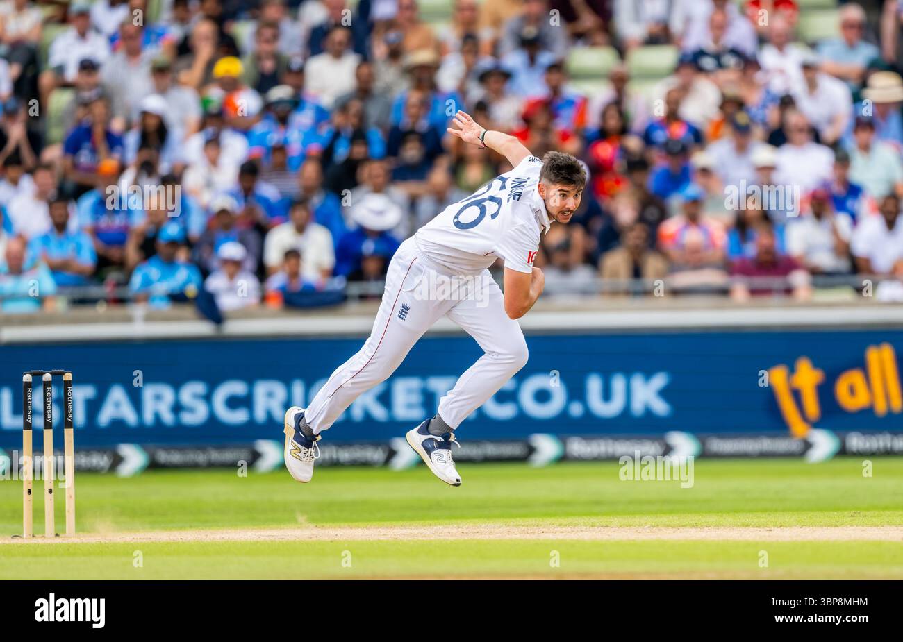 Josh Tongue bowling pour l'Angleterre le quatrième jour du 2e Rothesay test match entre l'Angleterre et l'Inde Banque D'Images