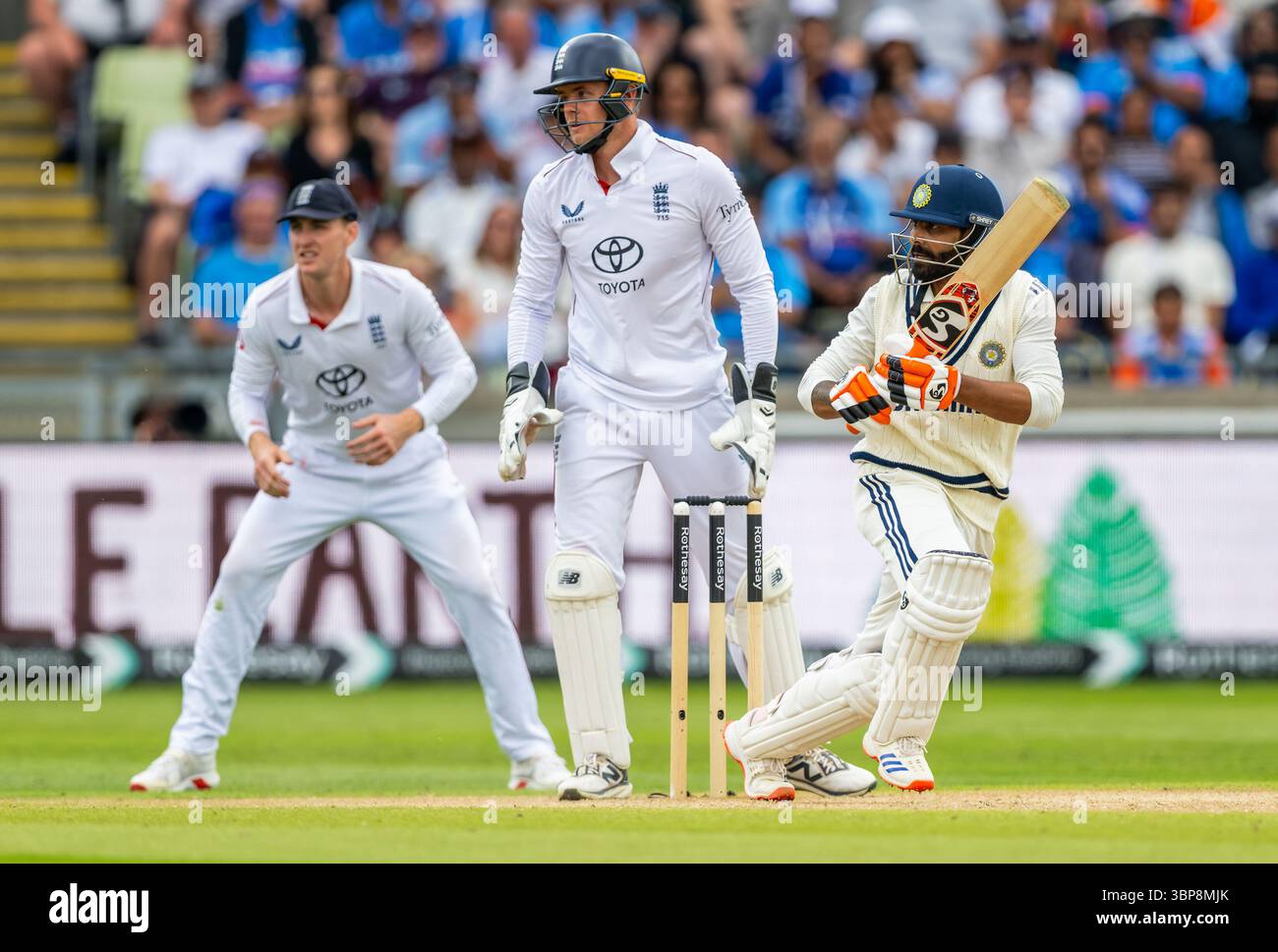 Ravindra Jadeja battant pour l'Inde le quatrième jour du 2e Rothesay test match entre l'Angleterre et l'Inde Banque D'Images