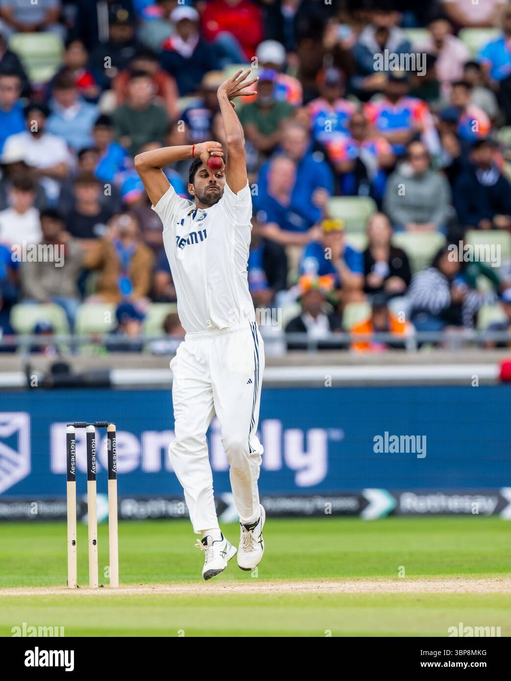 Washington Sundar bowling pour l'Inde le cinquième jour du 2e Rothesay test match entre l'Angleterre et l'Inde Banque D'Images