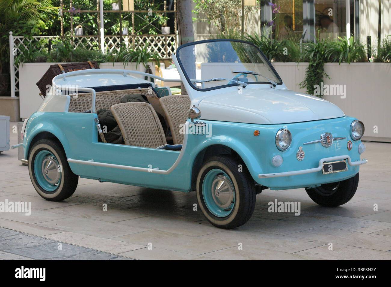 Oldtimer Fiat nuova 500 Jolly parkt am Strassenrand *** Vintage Fiat nuova 500 Jolly garé au bord de la route Banque D'Images