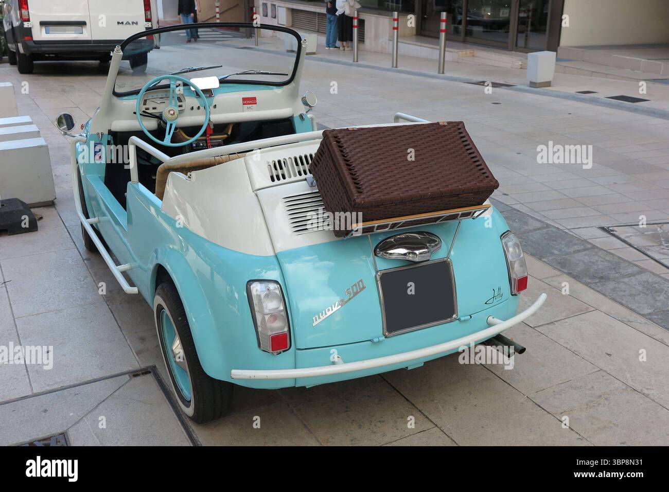 Fiat nuova 500 Jolly mit Koffer auf dem Heckgepäckträger, Oldtimer parkt am Strassenrand. *** Fiat nuova 500 Jolly avec valise sur le porte-bagages arrière, voiture classique garée au bord de la route Banque D'Images