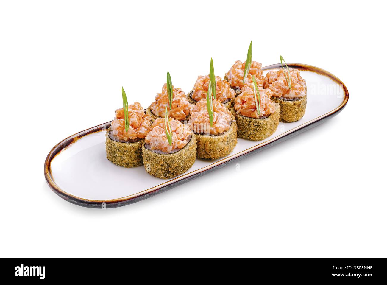 Nourriture, le tartare de saumon est élégamment présenté sur des bases croustillantes, garni de ciboulette fraîche. Ce délice culinaire met en valeur des ingrédients frais et modernes Banque D'Images