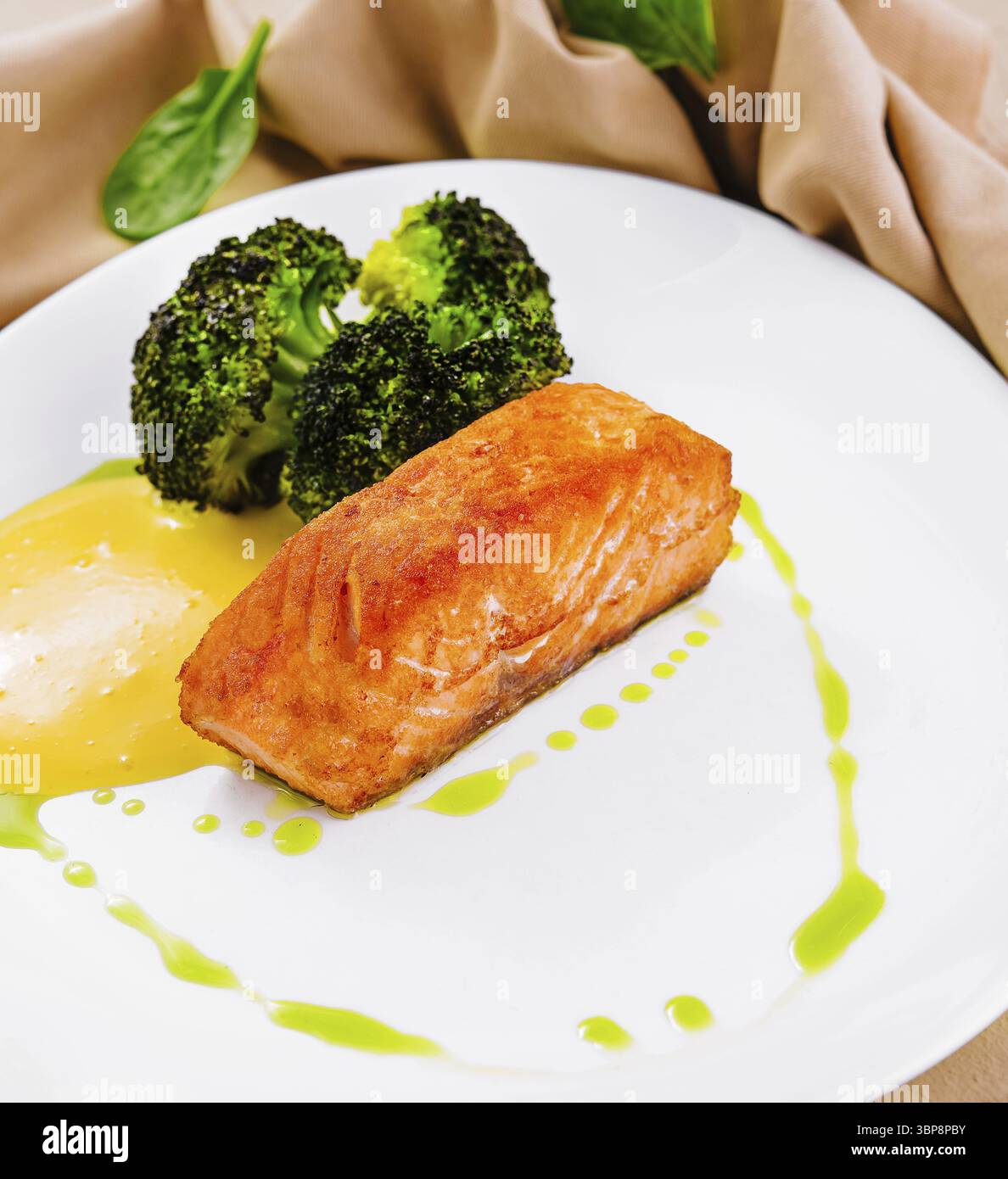 Nourriture, steak de filet de saumon grillé avec brocoli Banque D'Images