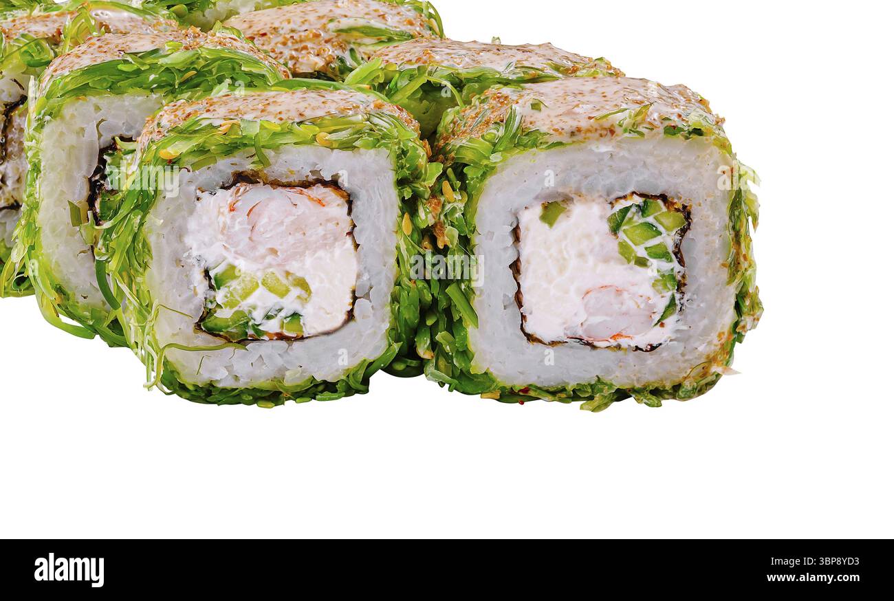 Nourriture, rouleaux de sushi dragon vert avec des crevettes et des algues chuka couchées sur fond blanc Banque D'Images