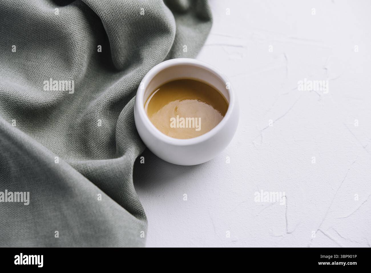 Nourriture, sauce moutarde au miel dans un pot en céramique Banque D'Images