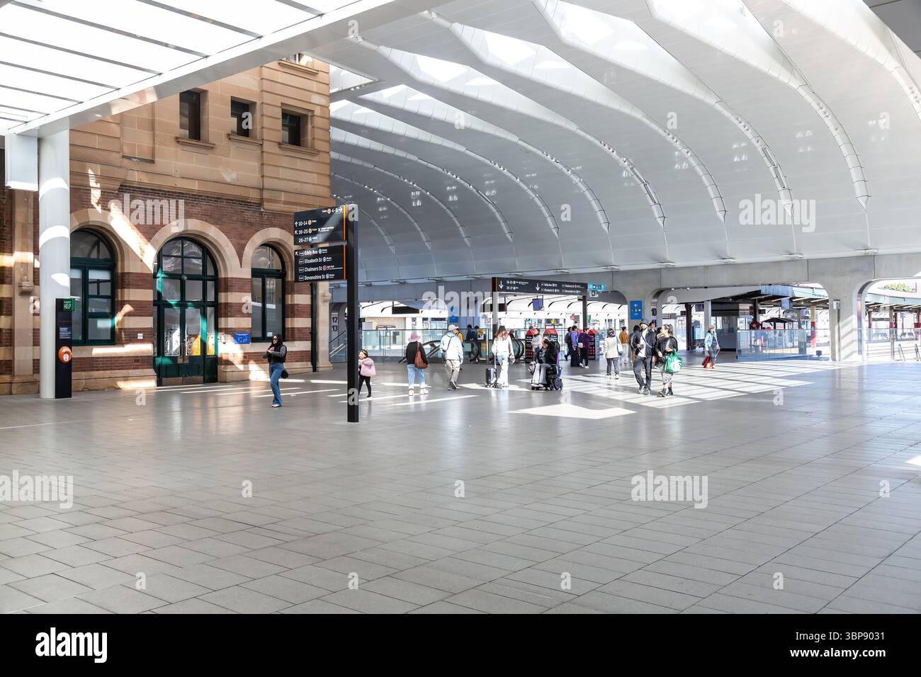 La nouvelle extension du métro de Sydney, conçue par Woods Bagot, se trouve sous un toit spectaculaire au-dessus de la gare centrale historique de la ville. Comme Australi Banque D'Images