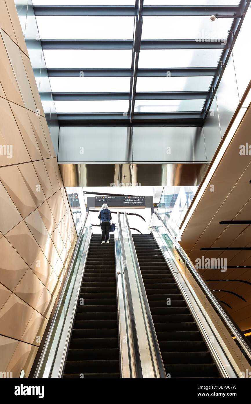 La nouvelle extension du métro de Sydney, conçue par Woods Bagot, se trouve sous un toit spectaculaire au-dessus de la gare centrale historique de la ville. Comme Australi Banque D'Images