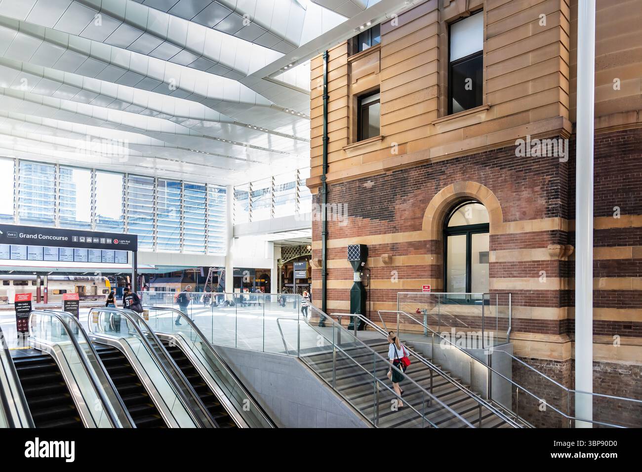La nouvelle extension du métro de Sydney, conçue par Woods Bagot, se trouve sous un toit spectaculaire au-dessus de la gare centrale historique de la ville. Comme Australi Banque D'Images