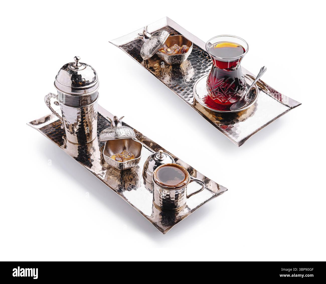 Nourriture, deux élégants plateaux argentés affichent un verre à thé traditionnel et une cafetière à côté de friandises sucrées. L'arrangement met en valeur un riche beve culturel Banque D'Images