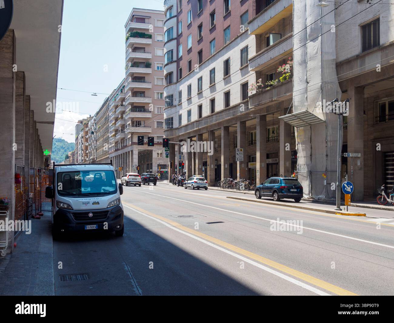 Bologne, Italie 3 juillet 2025 fourgon utilitaire blanc garé le long de la zone de construction sur la rue Bologne, paysage urbain environnant avec veh de passage Banque D'Images