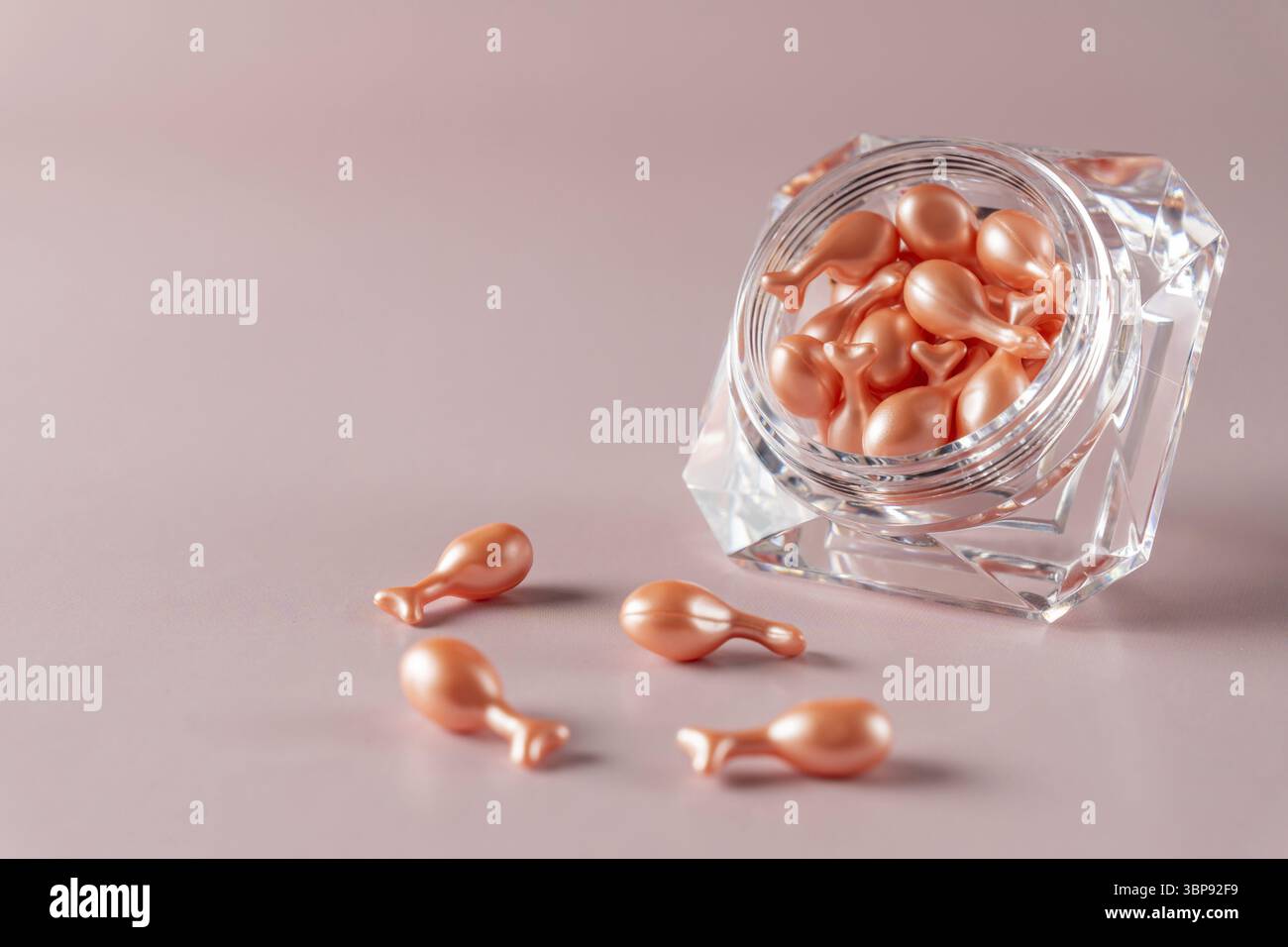 Capsules de sérum adaptées aux voyages avec formule de réjuvination pour une peau saine. Cosmétiques anti-âge Banque D'Images