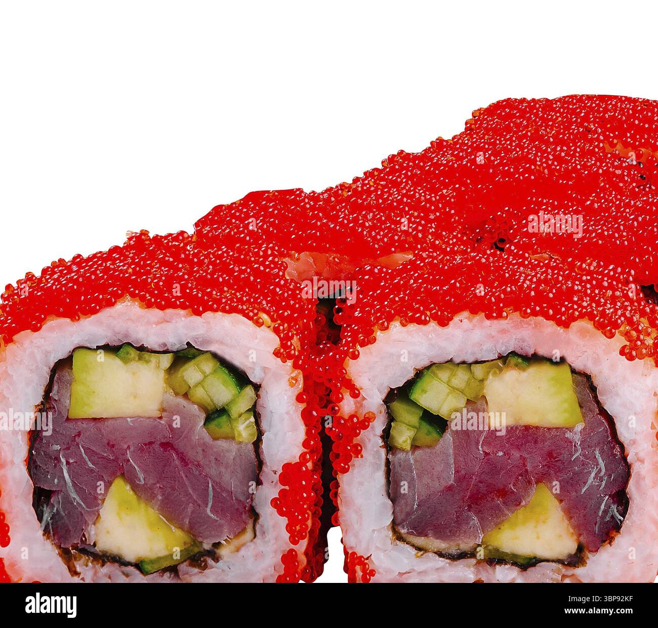 Nourriture, rouleaux de sushi uramaki californiens décorés de caviar tobiko rouge avec thon, concombre et avocat à l'intérieur sont couchés sur fond blanc Banque D'Images