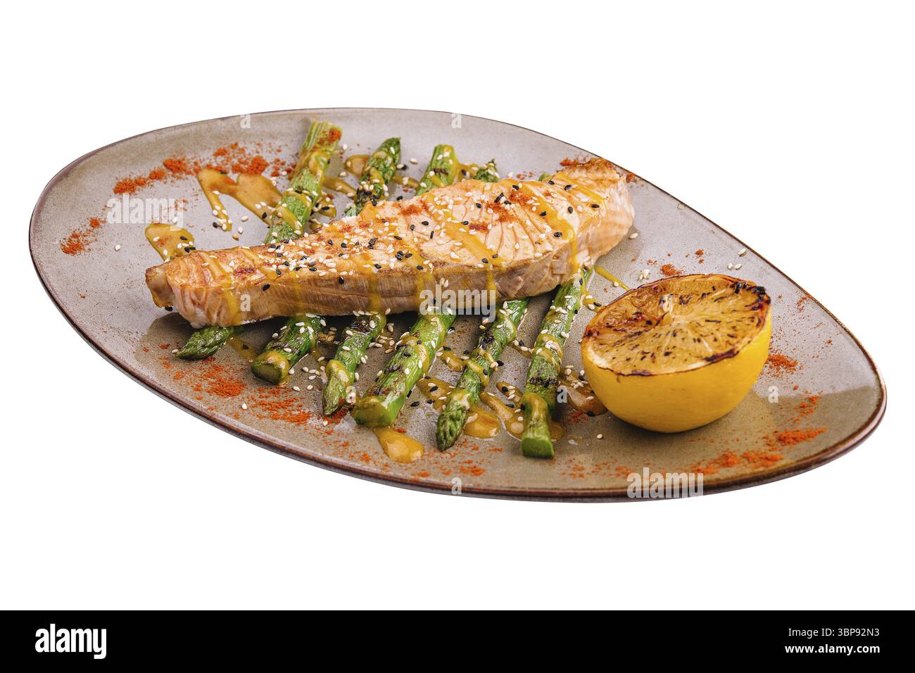 Nourriture, saumon grillé avec asperges et citron Banque D'Images