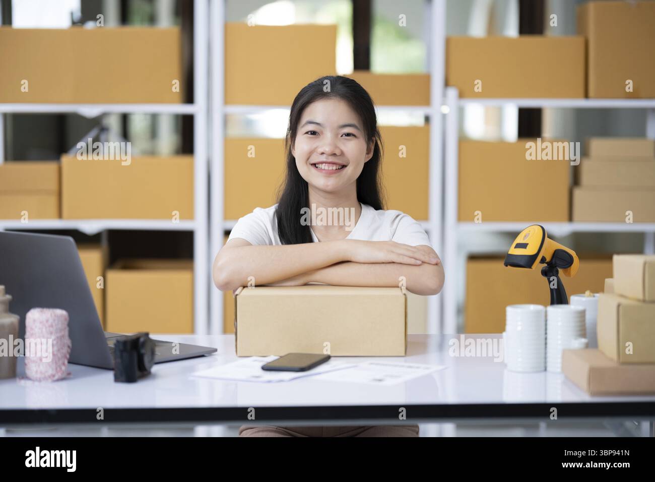 Propriétaire d'entreprise en ligne gagnant sur ordinateur portable pour les petites entreprises, le succès de démarrage et la célébration des objectifs de boutique en ligne. Vendeur de commerce électronique, personne asiatique ou winne Banque D'Images