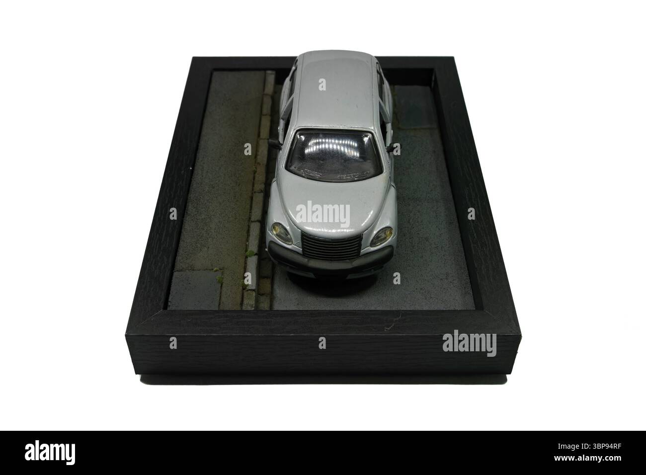 Diorama d'un modèle de voiture dans une scène de rue réaliste et encadrée Banque D'Images