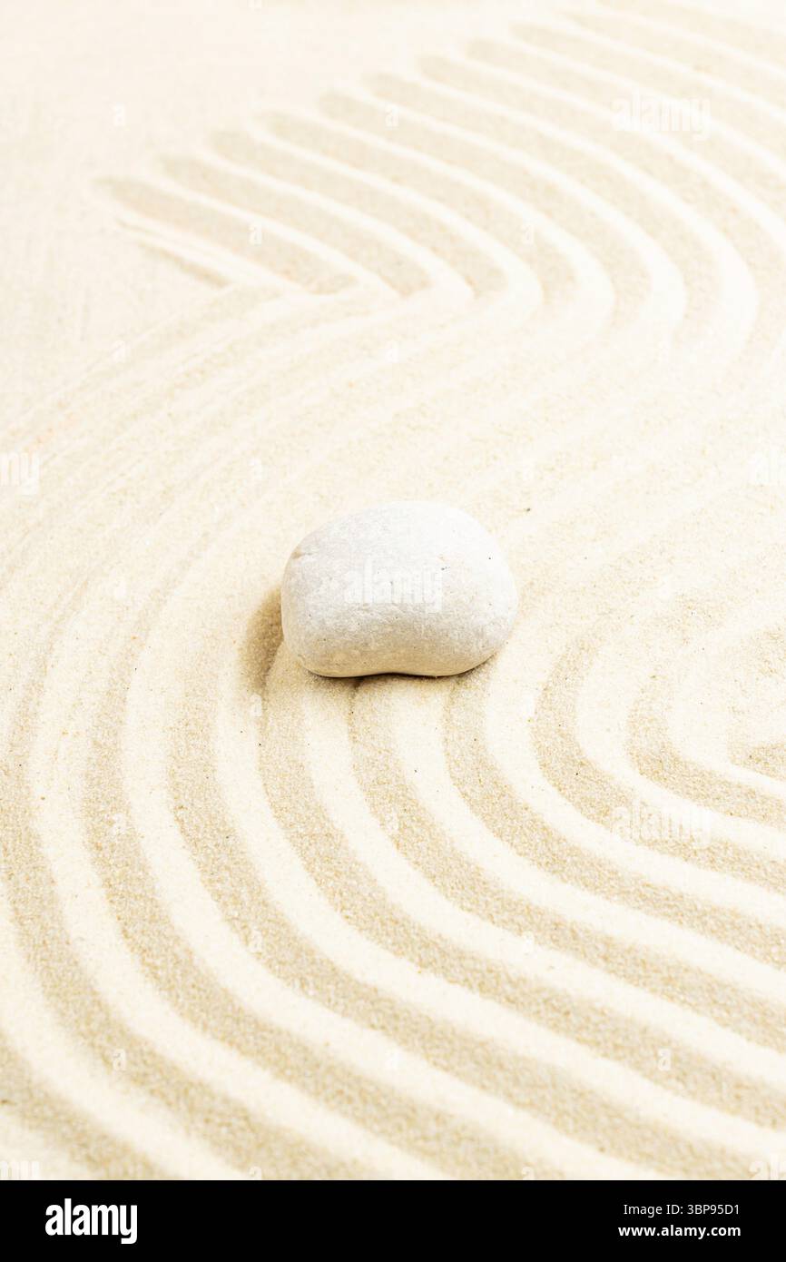 Japanischer Zen-Steingarten. Entspannung, méditation, Einfachheit und Gleichgewicht Konzept. Kieselsteine und gewellter Sand ruhige ruhige Szene Banque D'Images