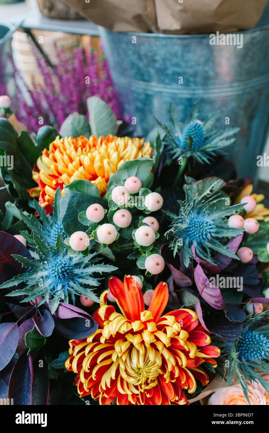 Gros plan d'un bouquet de fleurs coloré avec des baies et des chardons Banque D'Images