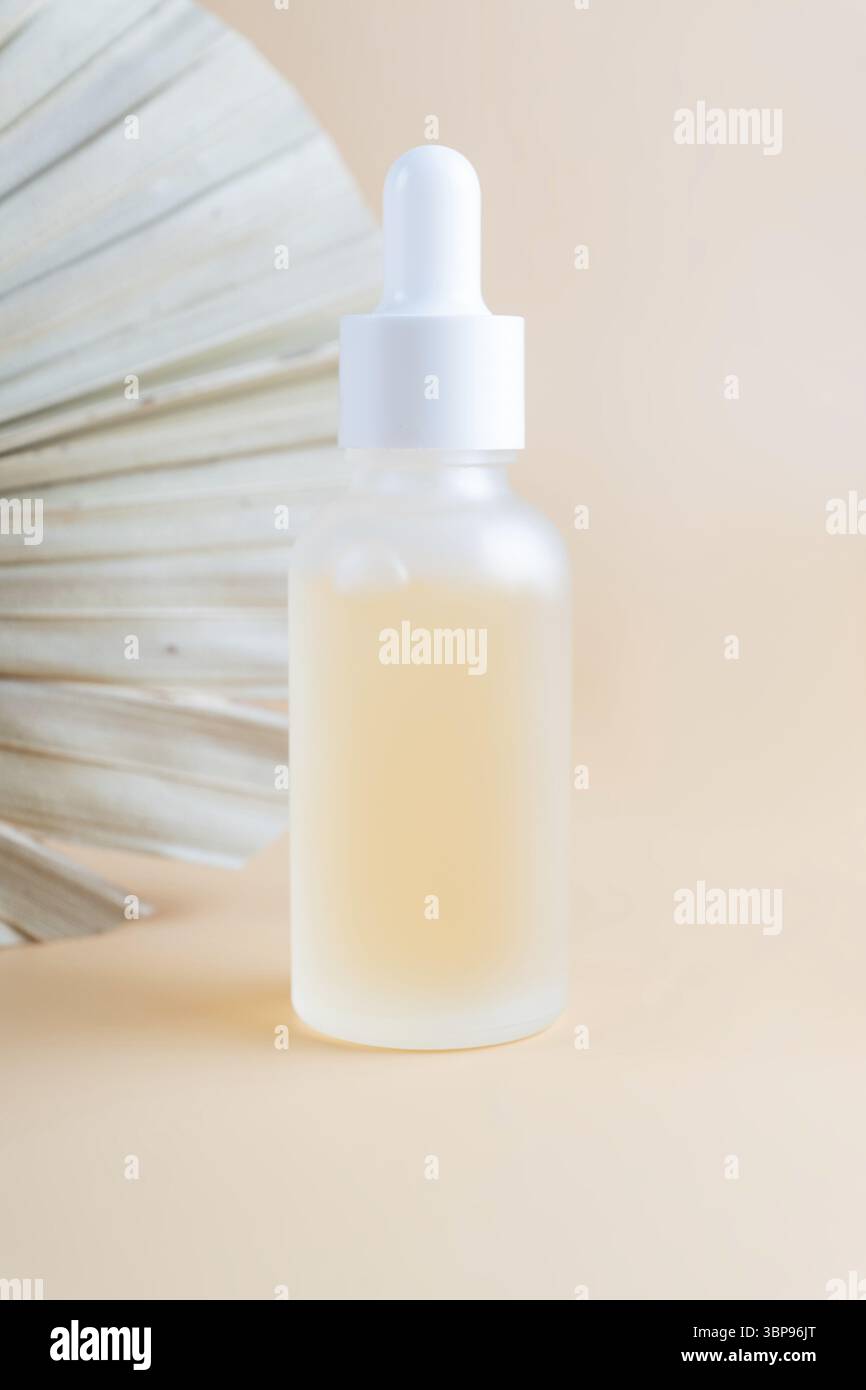 Milchglas Kosmetikflasche mit pipette, Produktverpackung mit trockenen tropischen Blatt, anti-Aging-Serum mit Peptiden, Kosmetik Mockup, Spa-Konzept Banque D'Images