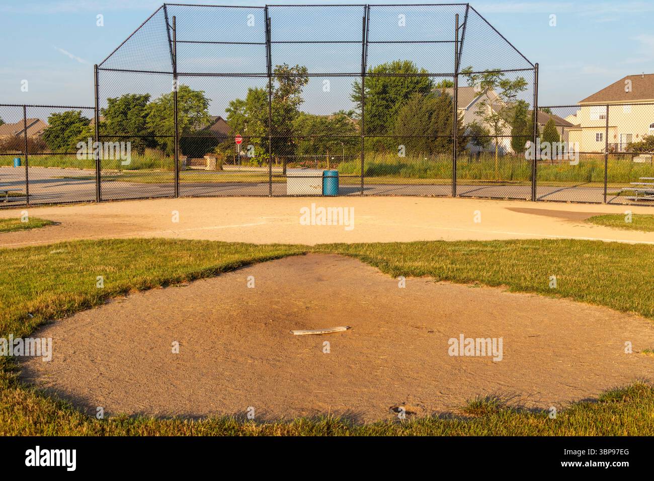 vue du backstop et de la plaque homeplate depuis les pichets montent sur les diamons deux Banque D'Images