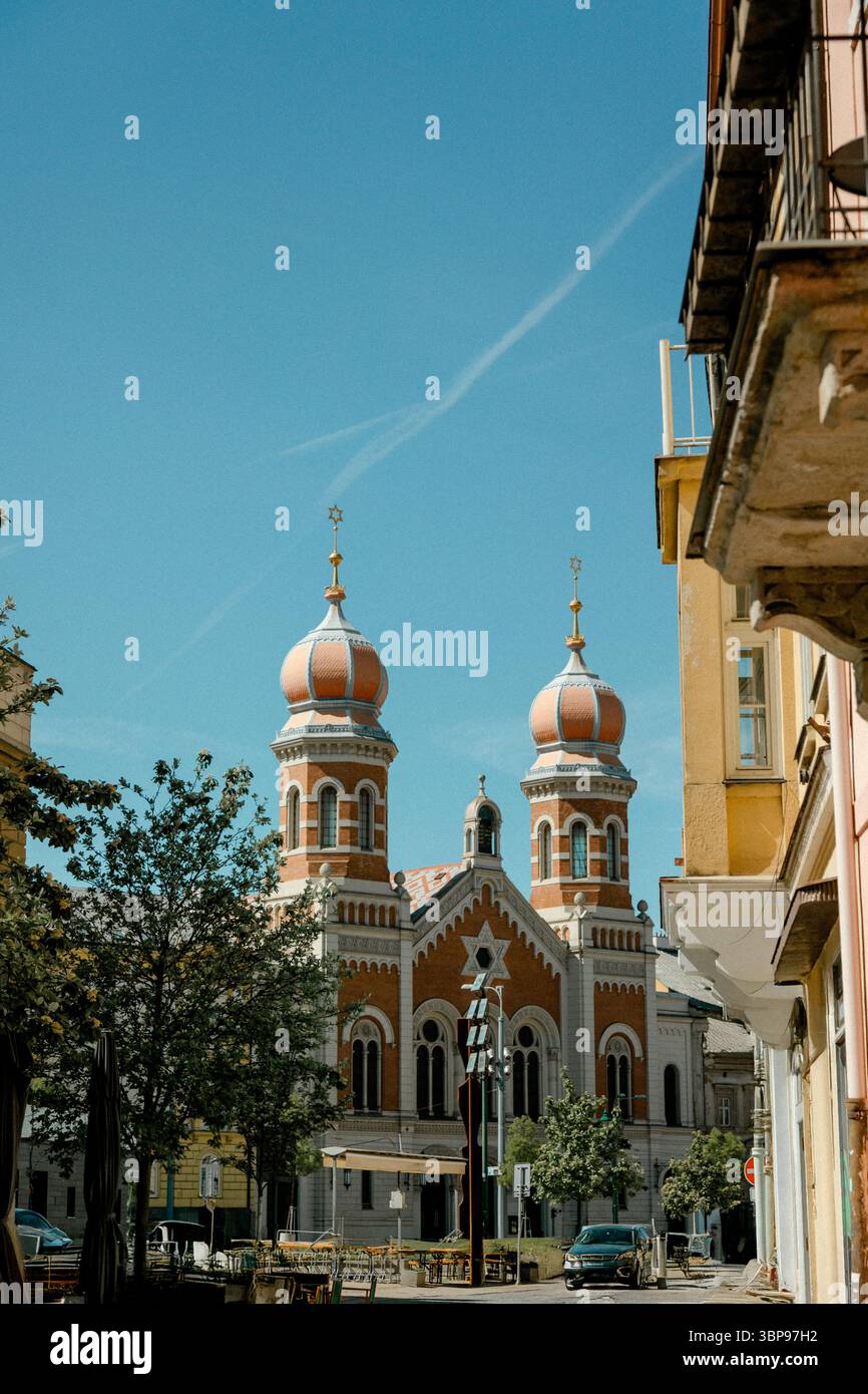 Synagogue historique dômes jumeaux vue sur la rue en été Banque D'Images