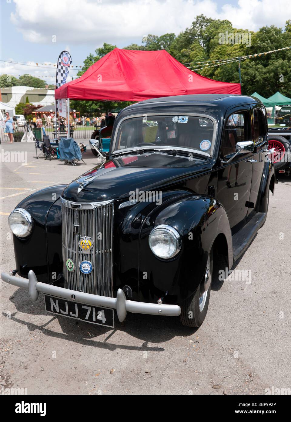 Vue de face d'un Black, 1952, Ford Prefect, exposé lors du Brooklands Relivved Festival of Motorsport Weekend. Banque D'Images